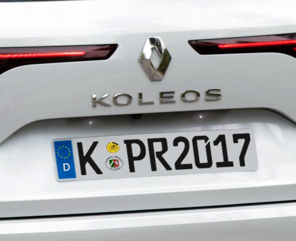 Renault Koleos: Markenlogo und Modellschriftzug am Heck.