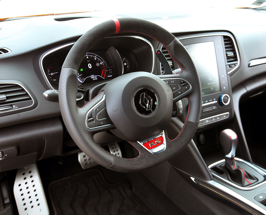 Renault Mégane R.S.: Im sportlichen Cockpit geht es ziemlich übersichtlich zu.
