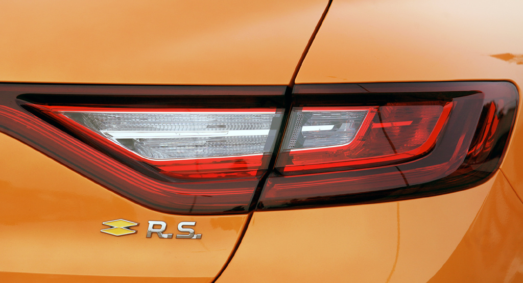 Renault Mégane R.S.: Moderne Leuchteinheit hinten mit Modellkennung.