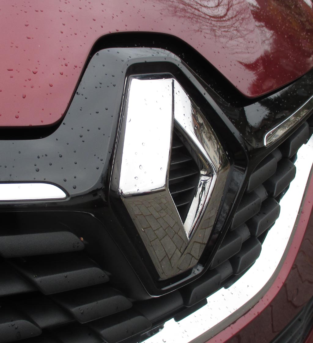 Renault Scénic: Blick auf den großen Markenrhombus an der Front.