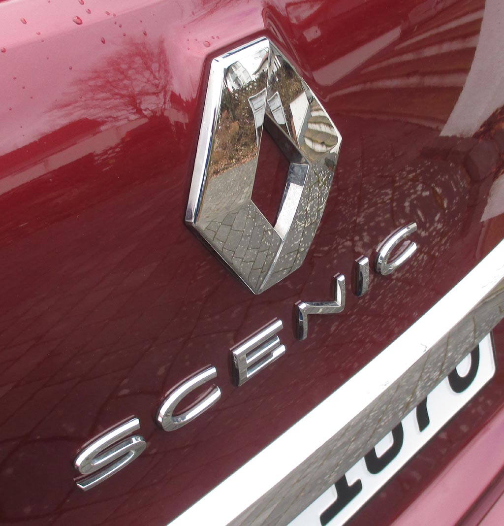 Renault Scénic: Markenlogo und Modellschriftzug auf der Hecktür.