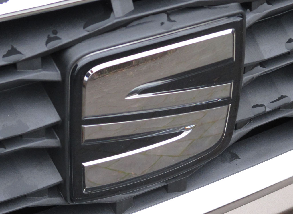 Seat Ateca: Das Markenlogo sitzt vorn im Kühlergrill.