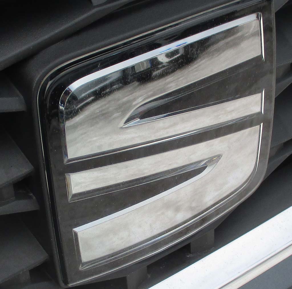 Seat Ateca: Das Markenlogo sitzt vorn im Kühlergrill.
