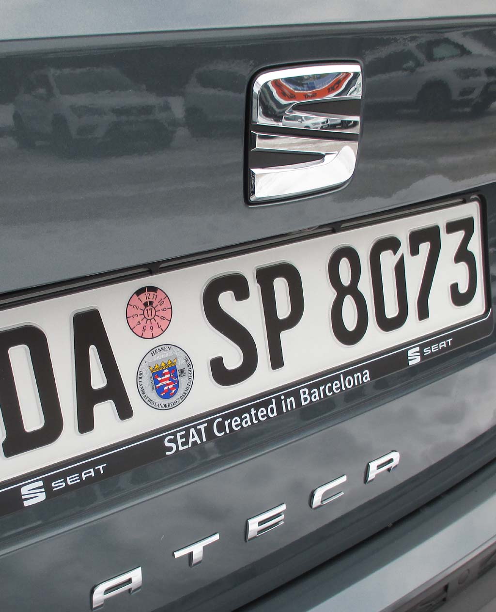 Seat Ateca: Markenlogo und Modellschriftzug sitzen hinten auf der Hecktür.