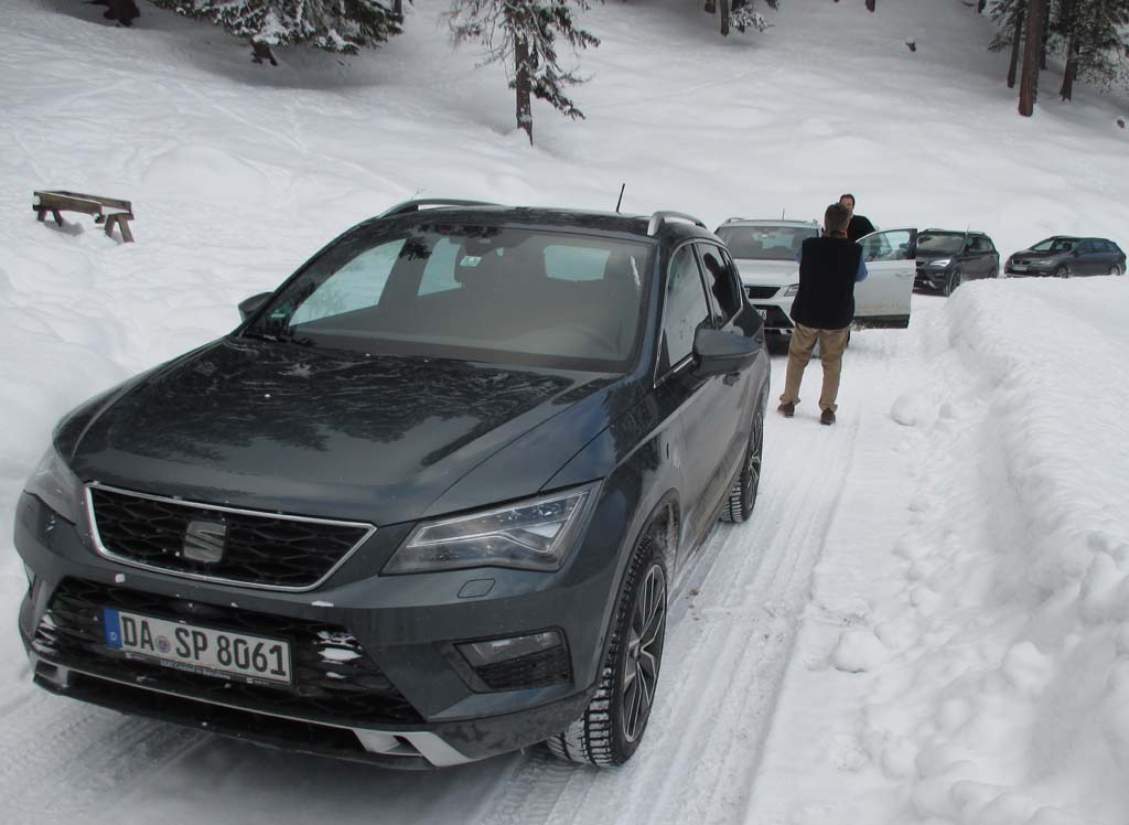Seat Ateca: Stopp auf einem verschneiten Waldweg bei Steinberg am Rofan in Tirol.