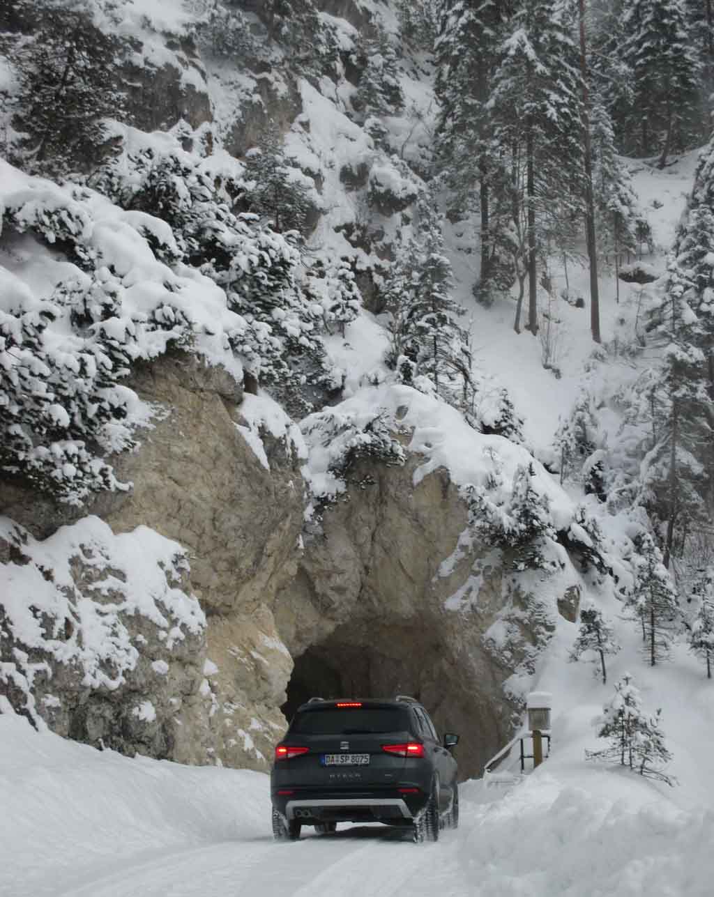 Seat Ateca: Vor der Einfahrt in einen kleinen Bergtunnel.