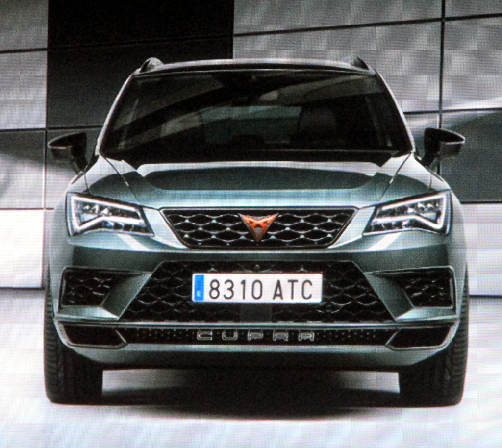 Der 300-PS-Hochleistungs-Ateca darf als erstes Modell das neue Cupra-Logo tragen.