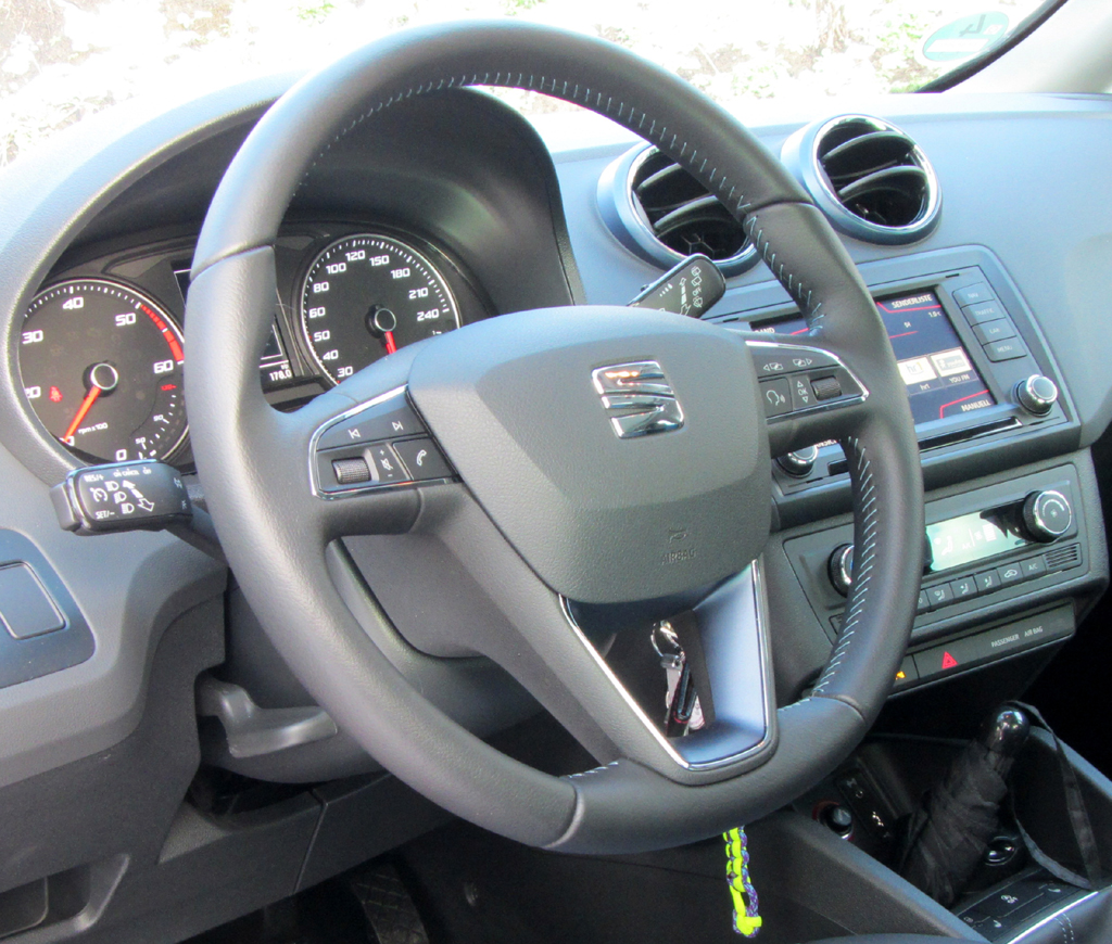 Seat Ibiza: Blick ins recht übersichtliche Cockpit.