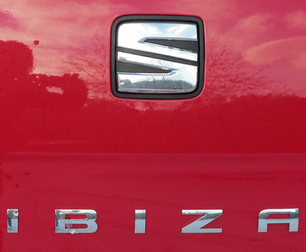 Seat Ibiza: Markenlogo und Modellschriftzug auf der Heckklappe. 