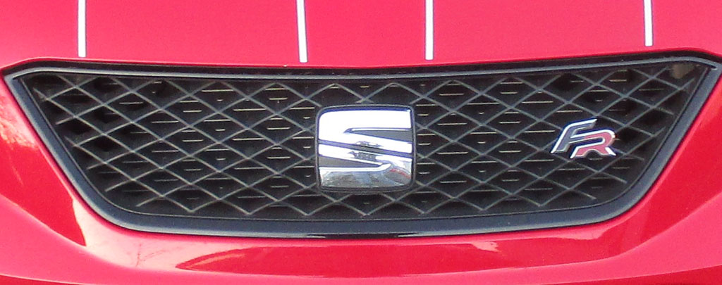 Seat Ibiza: Vorn sitzen Markenlogo und FR-Kennung im Kühlergrill.