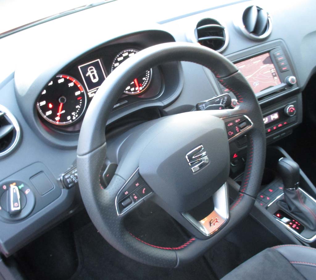 Seat Ibiza: Blick ins recht übersichtliche Cockpit.