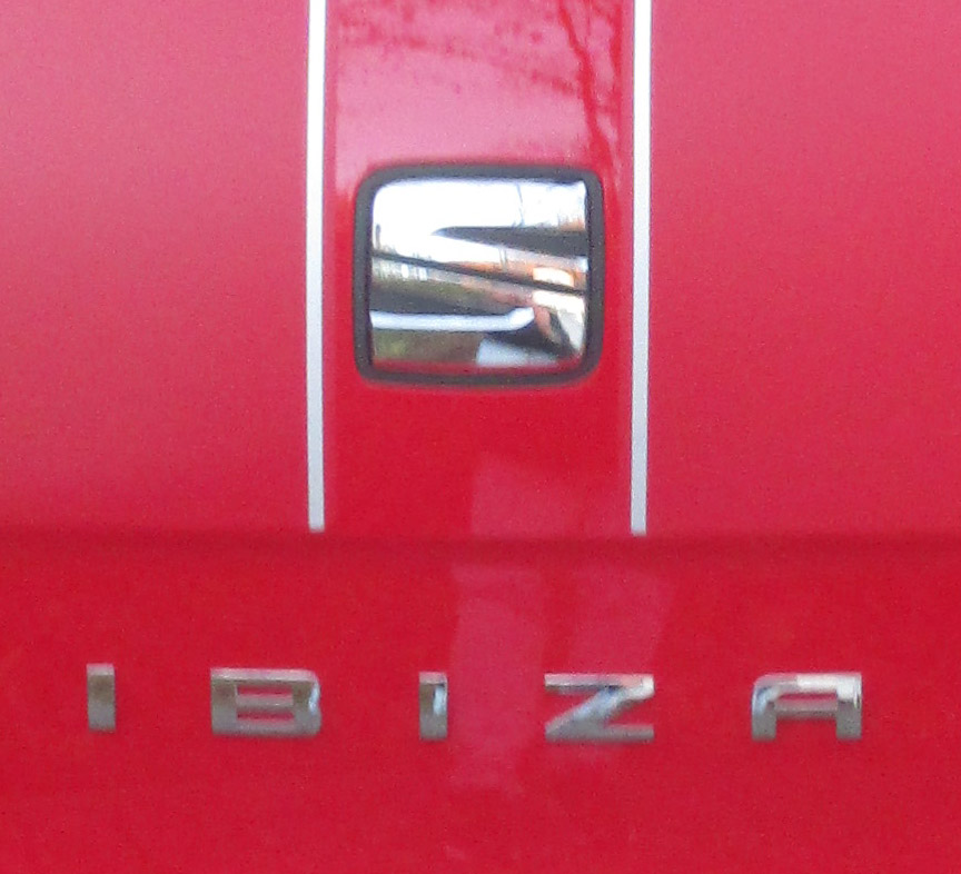 Seat Ibiza: Markenlogo und Modellschriftzug auf der Hecktür.