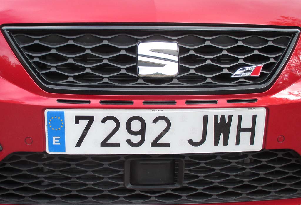 Seat León Cupra: Marken- und Cupra-Logo sitzen vorn im Kühlergrill.