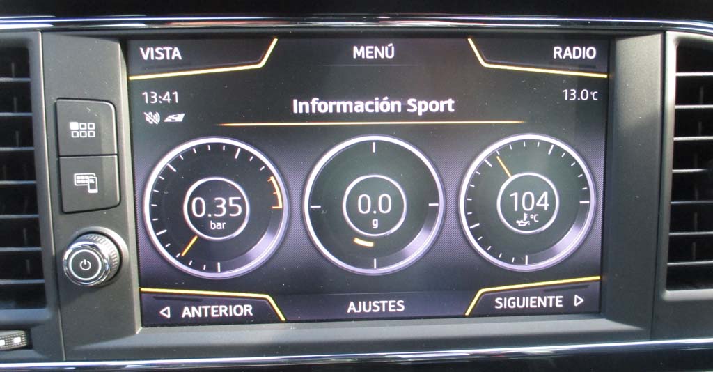 Seat León Cupra: Der acht Zoll große Farbdisplay ist in die Mittelkonsole integriert.