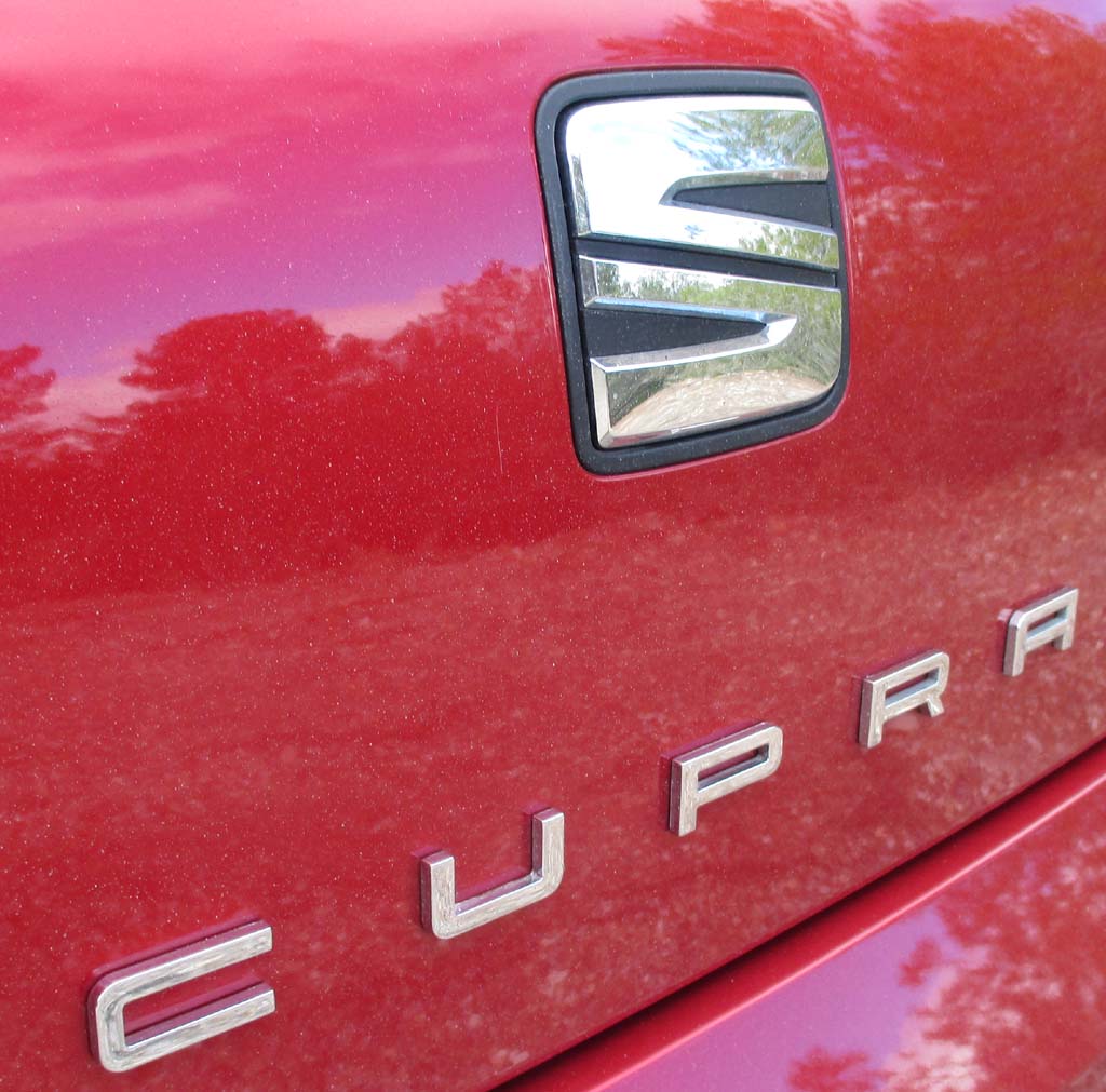 Seat León Cupra: Markenlogo und Modellschriftzug auf der Hecktür.
