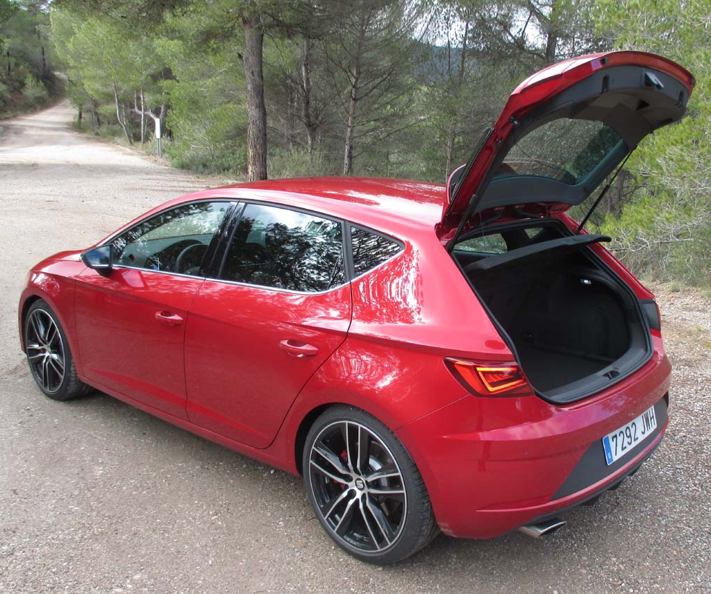 Seat León Cupra: Das Gepäckabteil fasst 380, beim Kombi 587 Liter.  