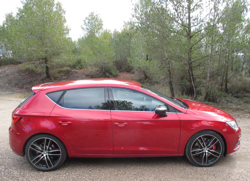Seat León Cupra: So sieht der Kompaktsportler von der Seite aus.