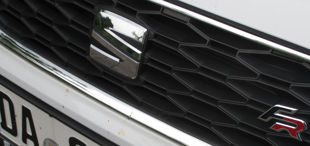 Seat León: Das Markenlogo sitzt vorn im Kühlergrill.