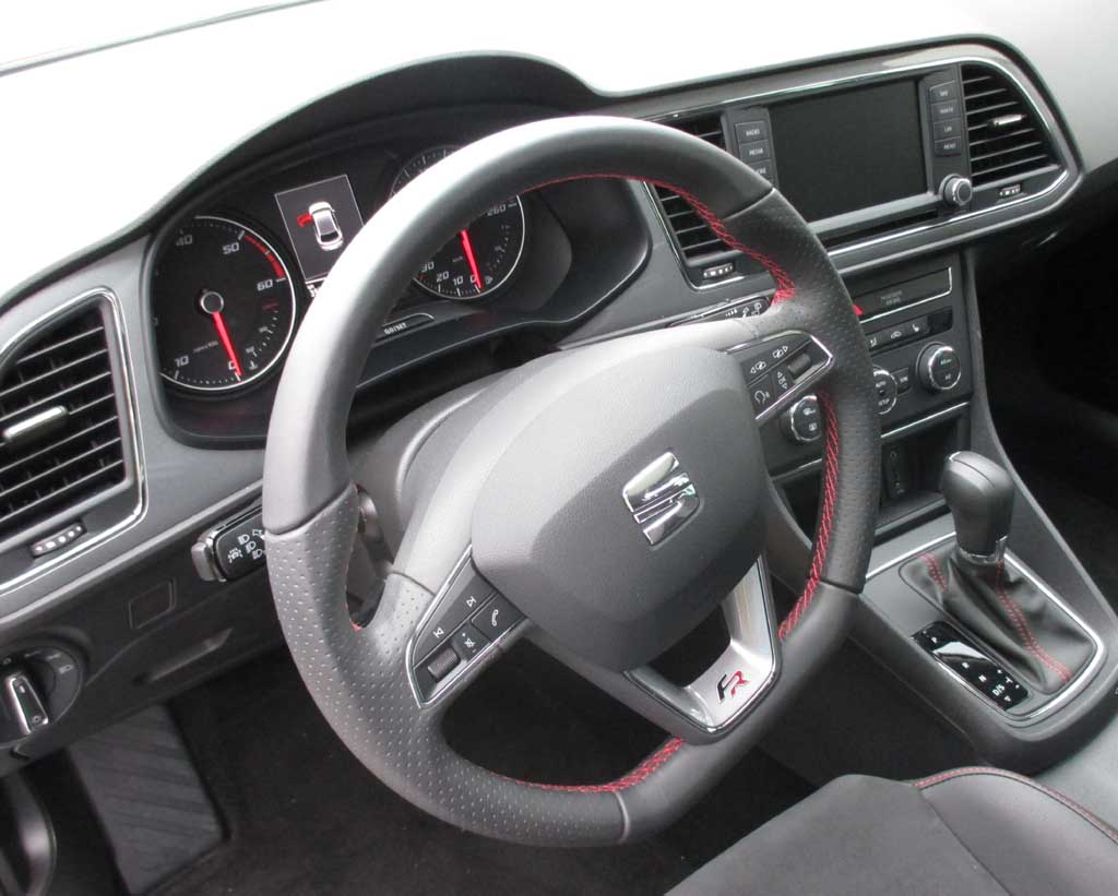 Seat León: Blick ins übersichtlich gestaltete Cockpit.