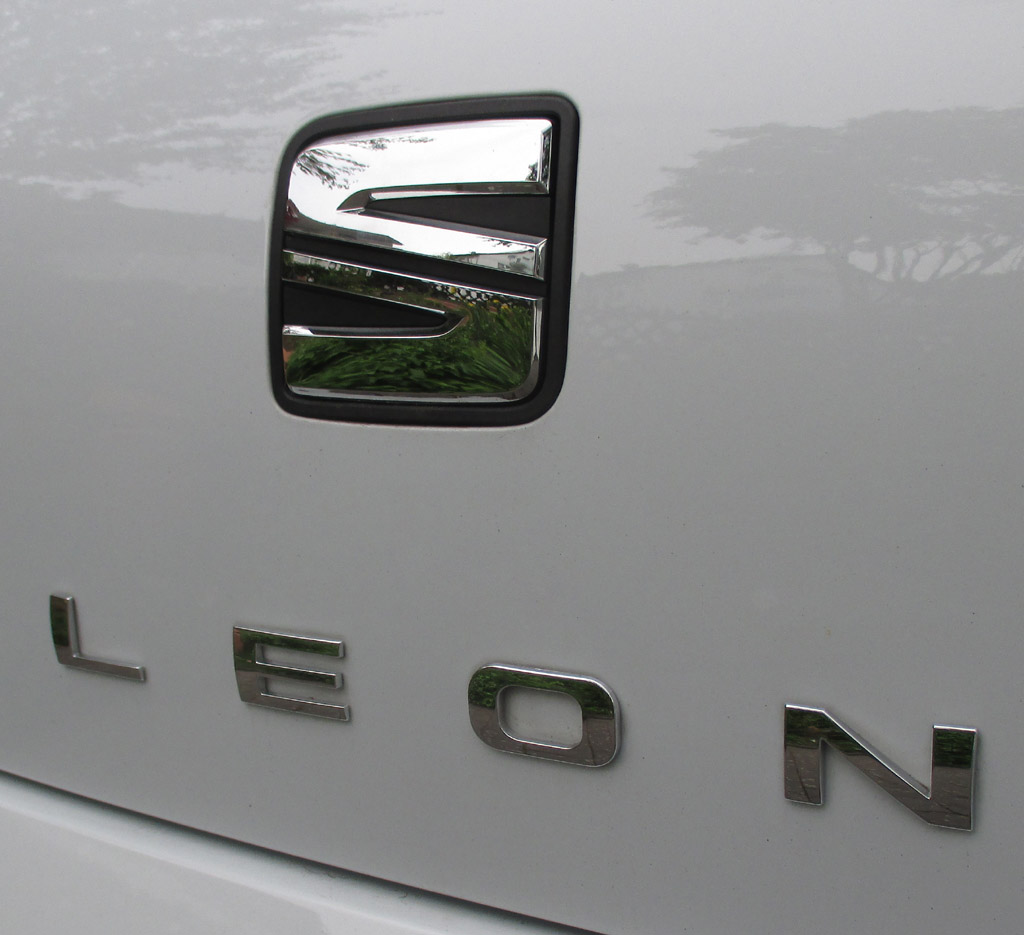 Seat León: Markenlogo und Modellschriftzug auf der Hecktür.