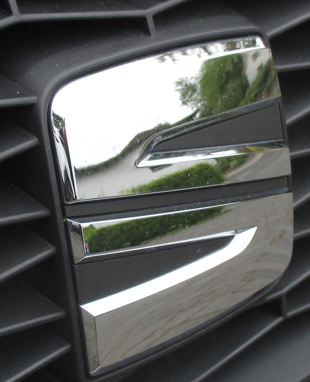Seat Mii: Das Markenlogo sitzt vorn im Kühlergrill.