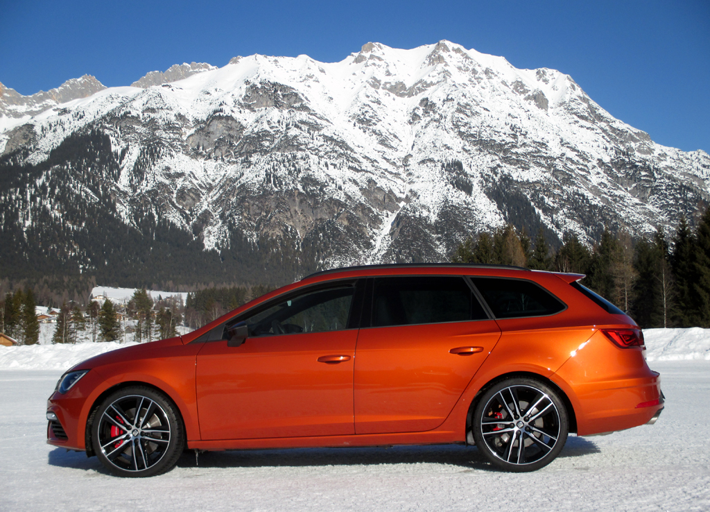 Vor winterlicher Bergkulisse: Leon ST Cupra 300 mit 4Drive-Allrad.