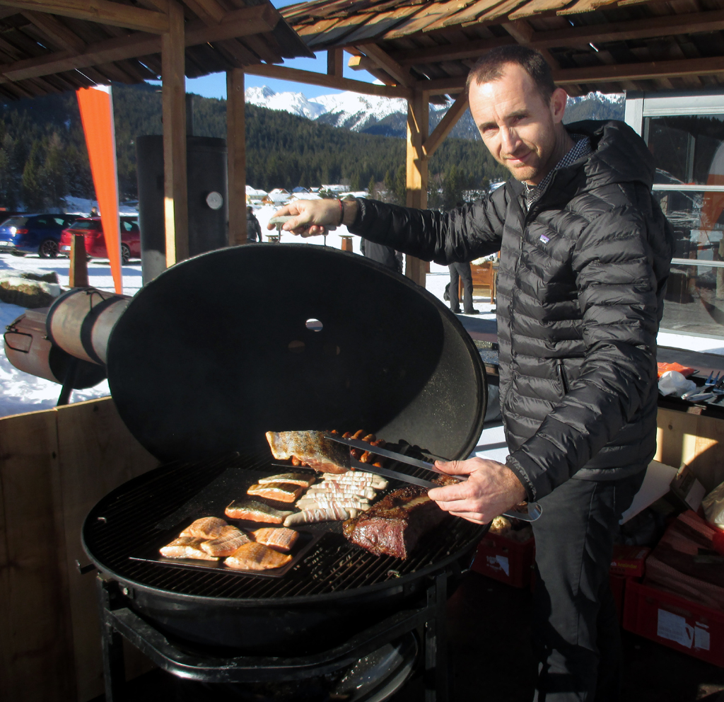 Bei einer zünftigen Snow Experience darf Gegrilltes natürlich nicht fehlen.