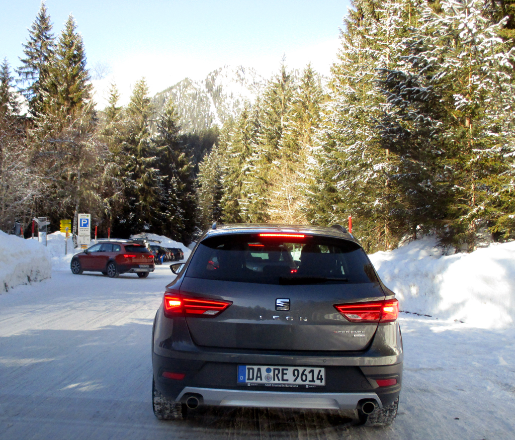 Mit dem Leon X-Perience geht es in die verschneite Welt der Tiroler Berge und Täler.