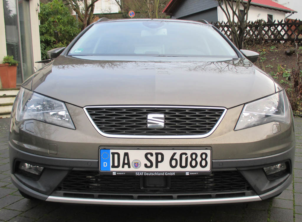 Seat Leon X-Perience: Blick auf die Frontpartie mit dem Markenlogo im Kühlergrill.