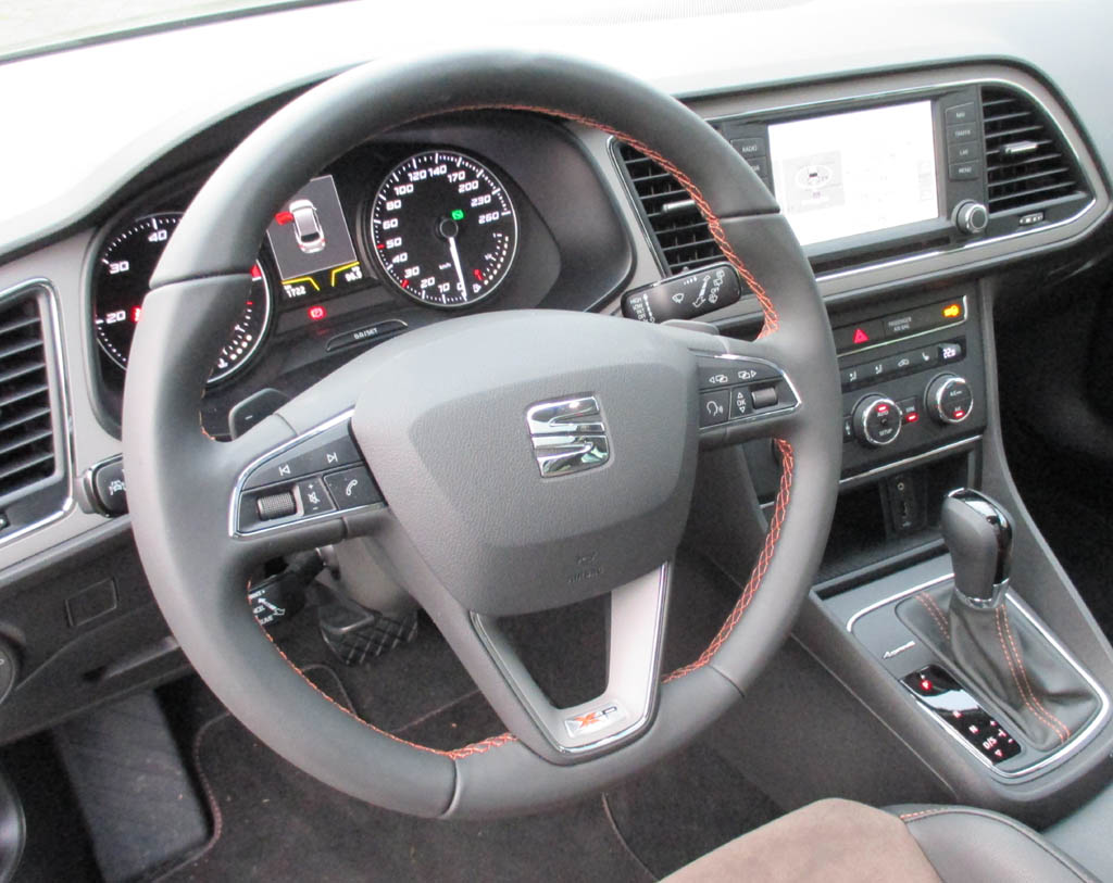 Seat Leon X-Perience: Blick ins übersichtlich gestaltete Cockpit.