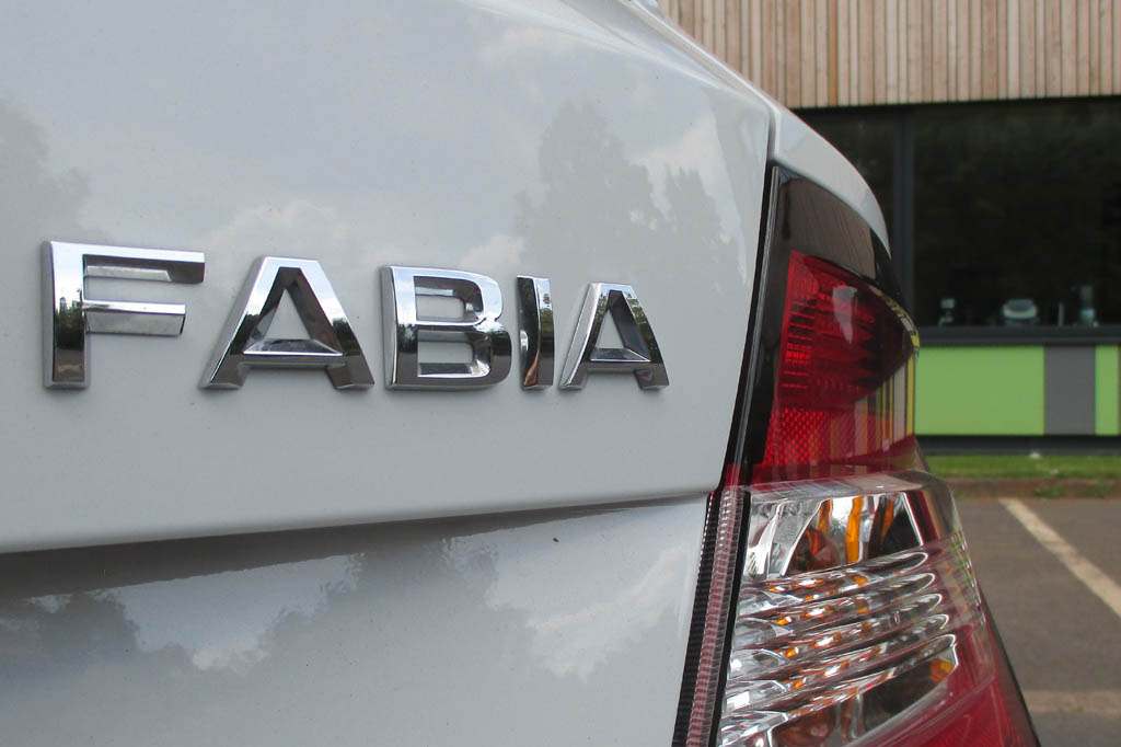 Skoda Fabia: Moderne Leuchteinheit hinten mit Modellschriftzug.