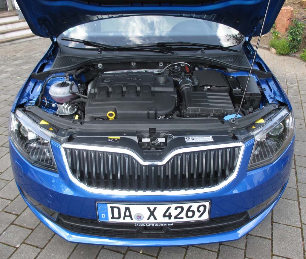Skoda Octavia: Blick unter die Haube azf den 2,0-Liter-Selbstzünder.