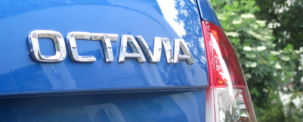 Skoda Octavia: Moderne Leuchteinheit hinten mit Modellschriftzug.