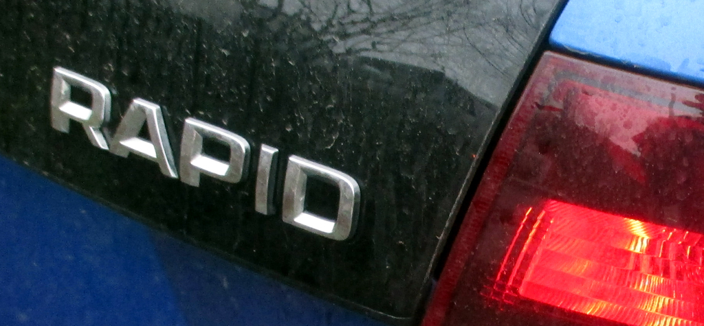 Skoda Rapid Spaceback: Moderne Leuchteinheit hinten mit Modellschriftzug.