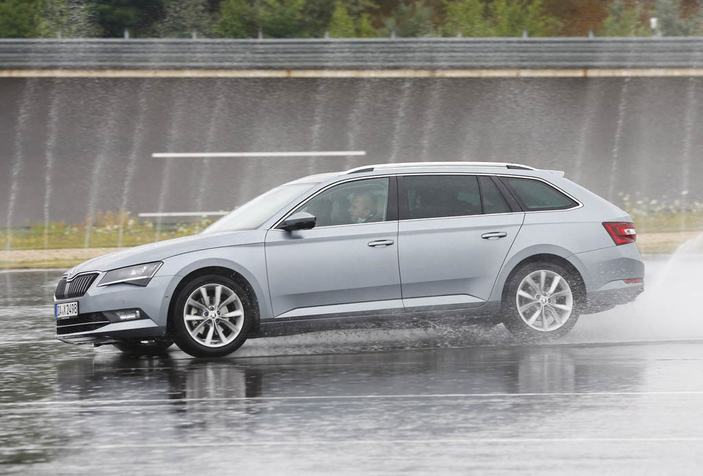 „Eigentlich beste Voraussetzungen“: Skoda Superb Combi auf der Strecke.