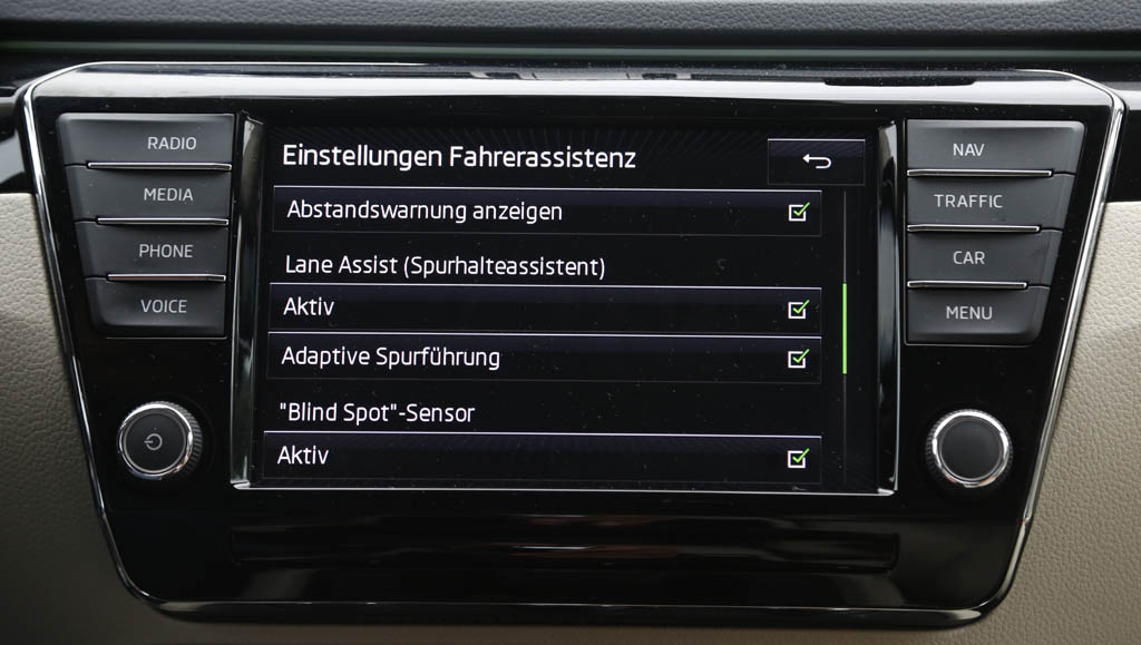 Ganz einfach: Die Elektronikhilfen lassen sich per Knopfdruck aktivieren.