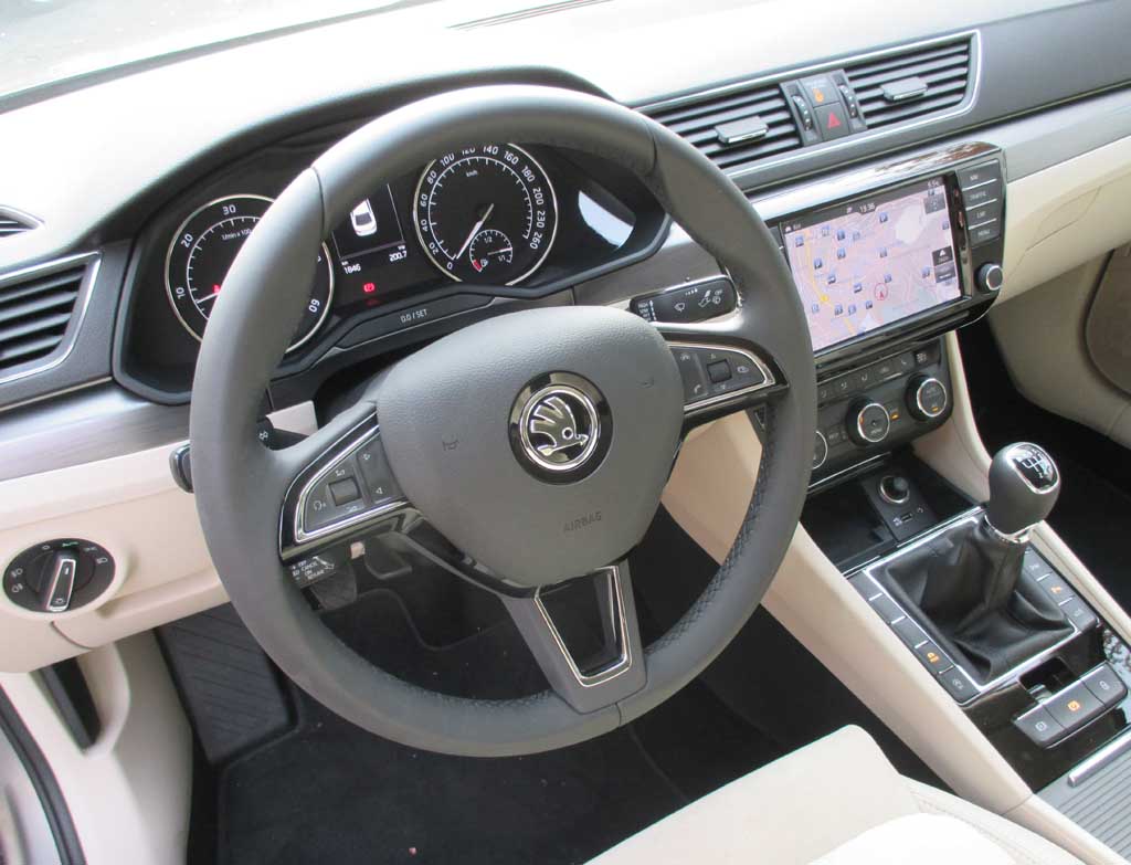 Skoda Superb: Blick ins sehr übersichtlich gestaltete Cockpit.