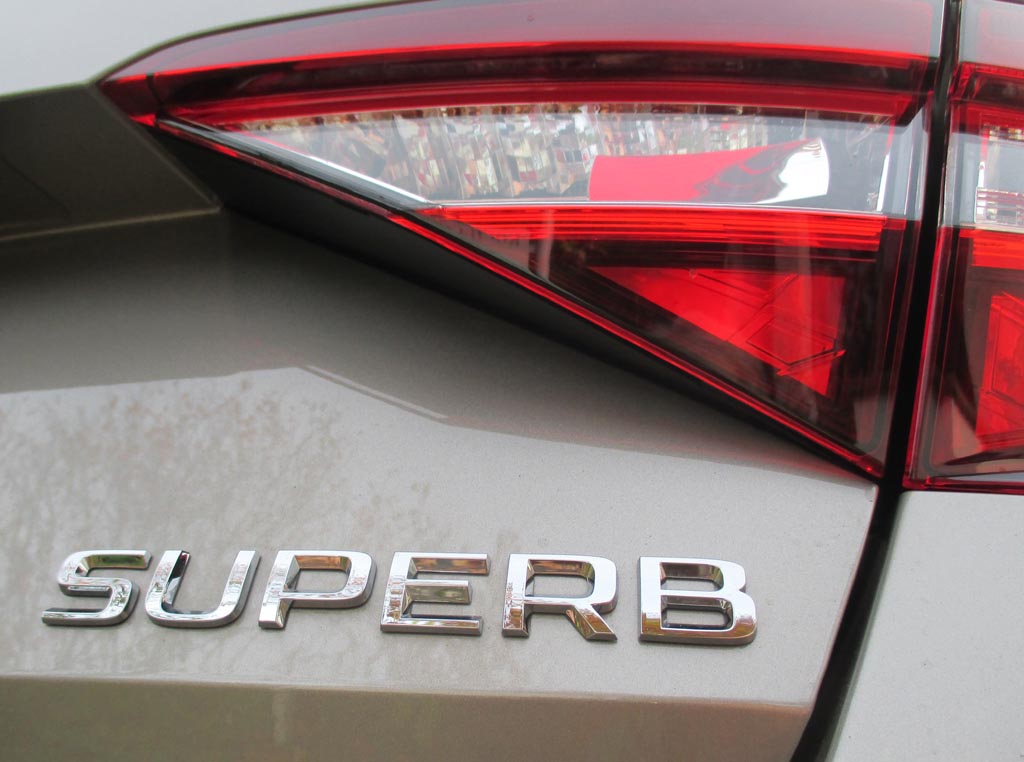 Skoda Superb: Moderne Leuchteinheit hinten mit Modellschriftzug.