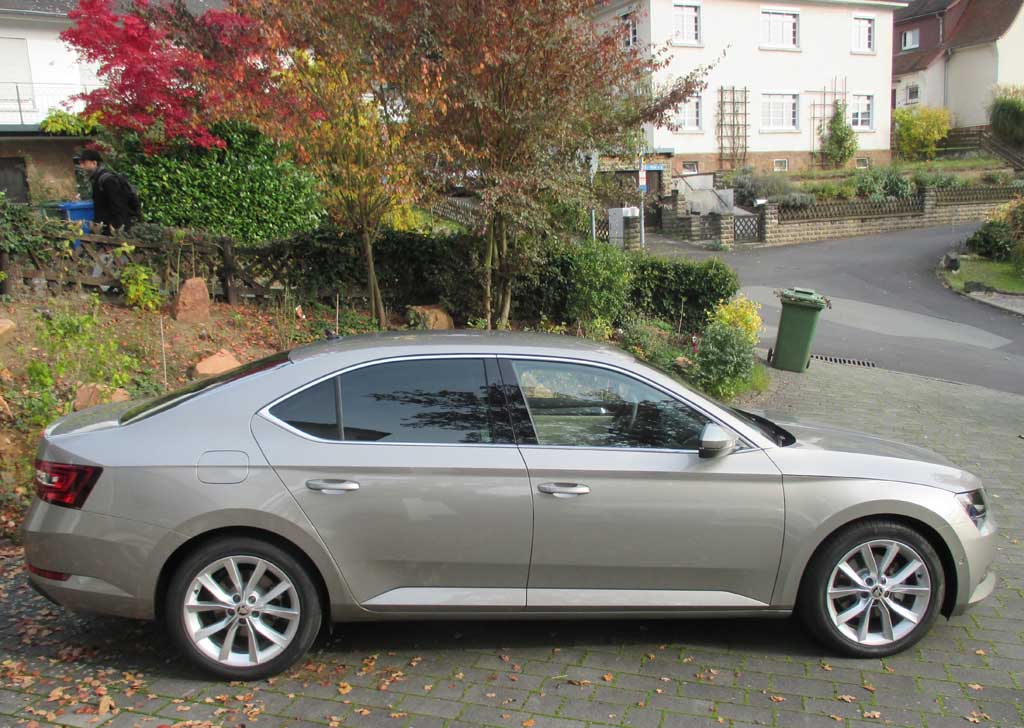 Skoda Superb: Und so sieht die Stufenhecklimousine von der Seite aus.
