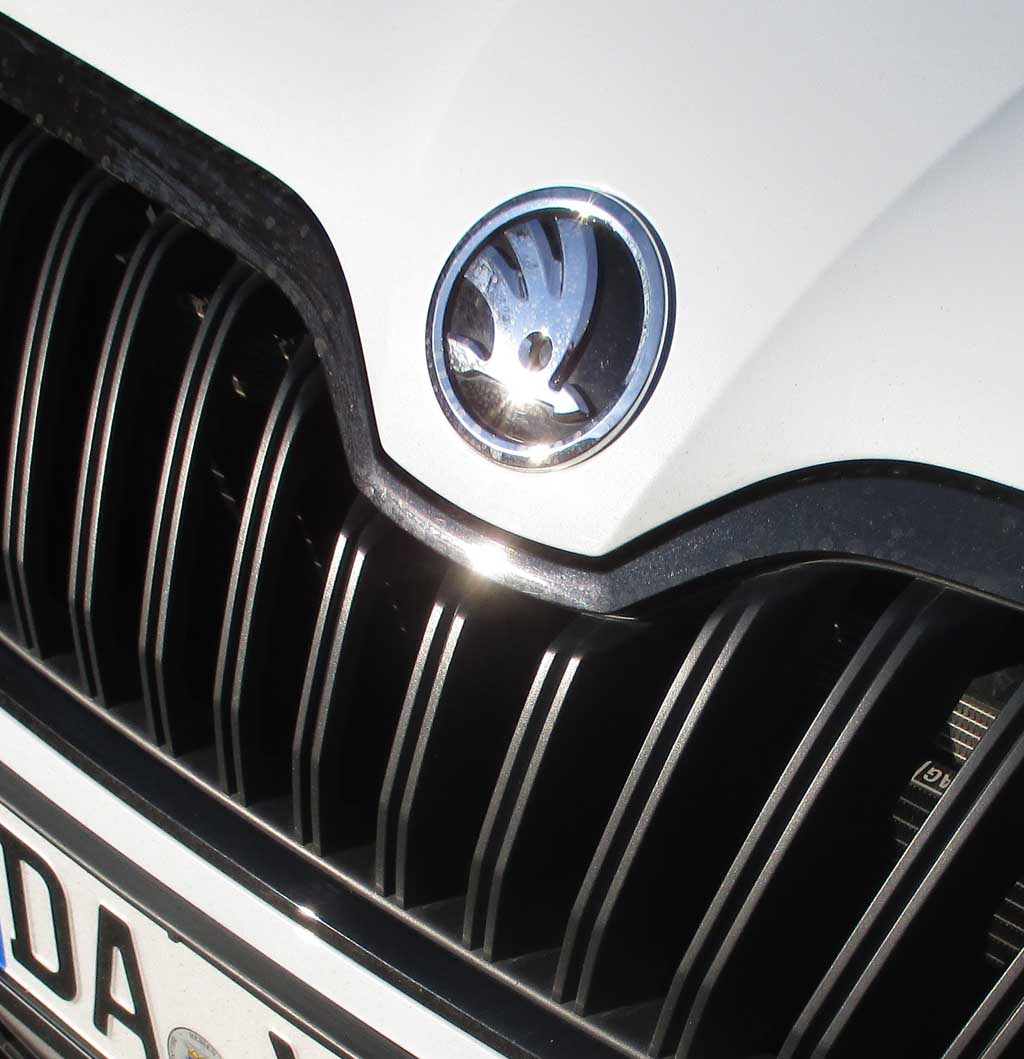Skoda Yeti: Das Markenlogo sitzt vorn auf der Motorhaube.