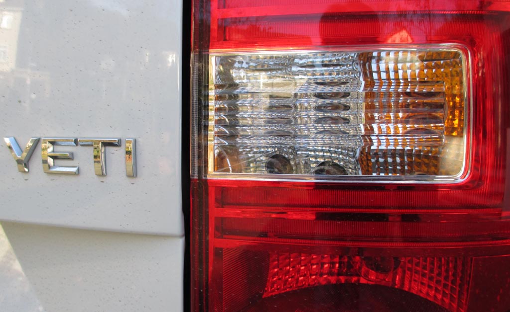 Skoda Yeti: Moderne Leuchteinheit hinten mit Modellschriftzug.