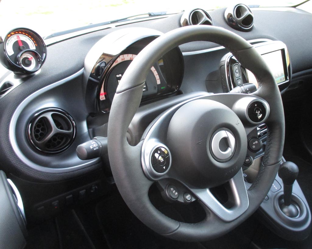 Elektro-Smart Forfour: Blick ins Cockpit mit dem Powermeter oben links.