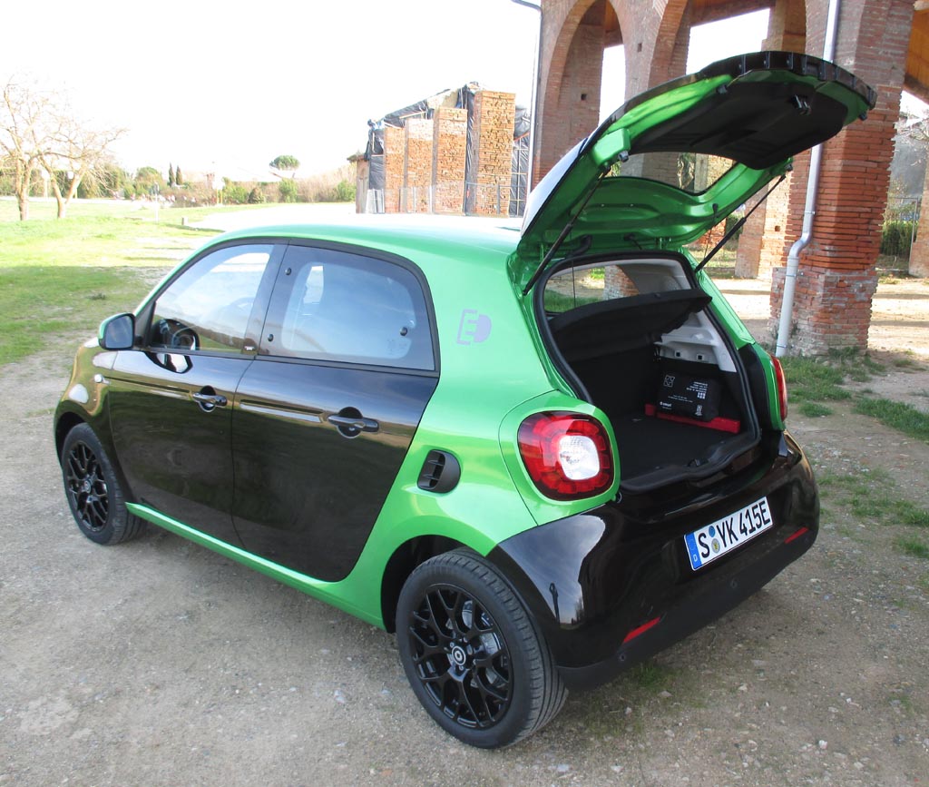 Elektro-Smart Forfour: Das Gepäckabteil fasst 185 bis 975 Liter.