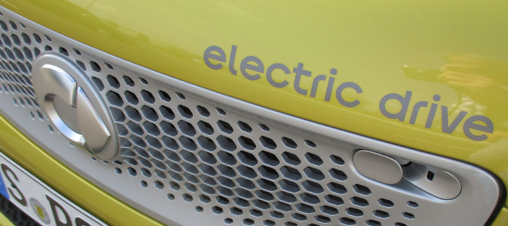 Elektro-Smart Fortwo: Blick auf die Antriebskennung an der Frontpartie.