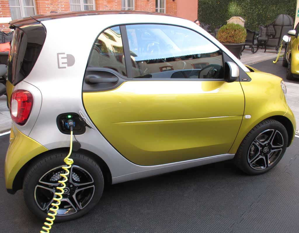 Elektro-Smart Fortwo: Das Nachladen bis 80 Prozent dauert aktuell dreieinhalb bis sechs Stunden.