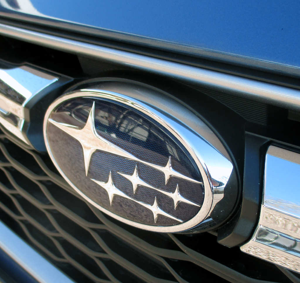 Subaru Impreza: Das Markenlogo sitzt vorn in einer Spange oben im Kühlergrill.