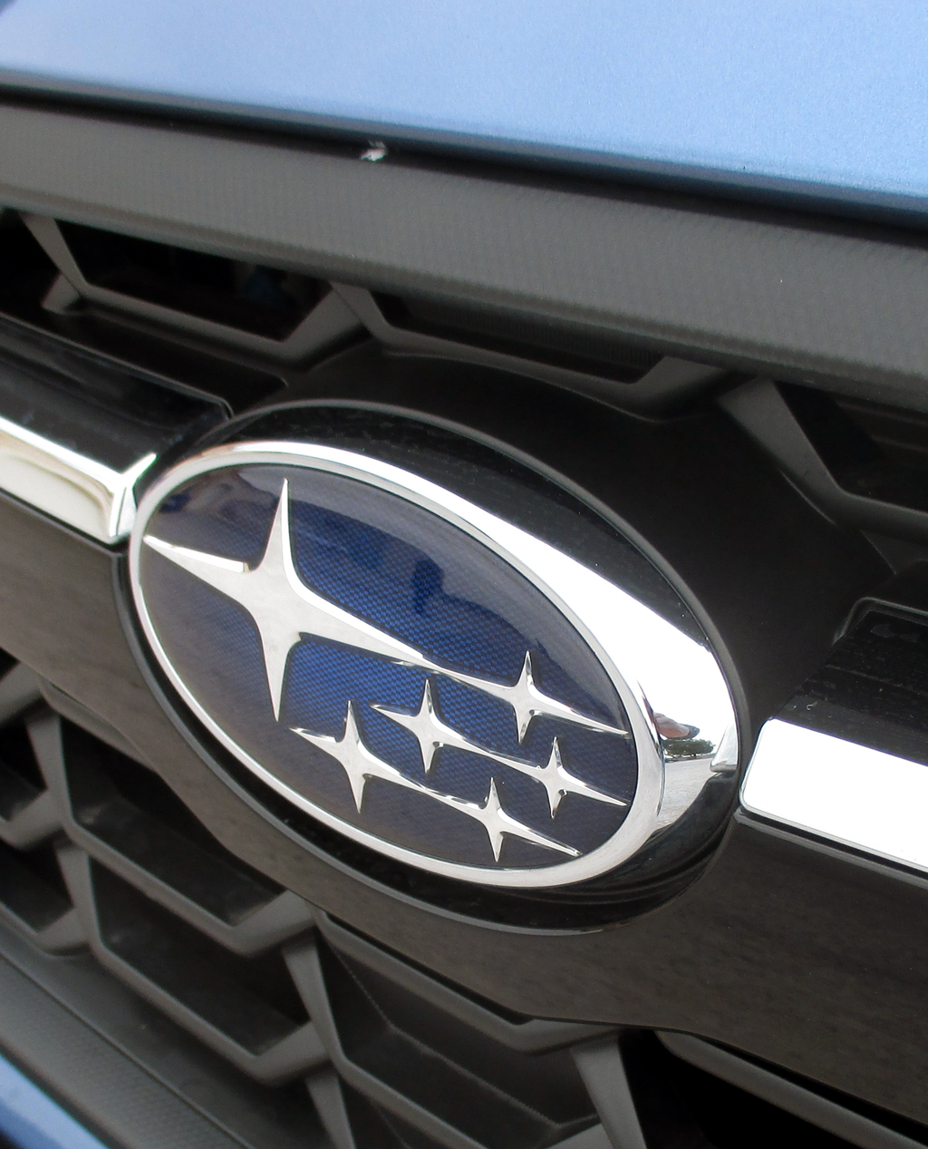 Subaru XV: Das Markenlogo sitzt vorn im Kühlergrill.