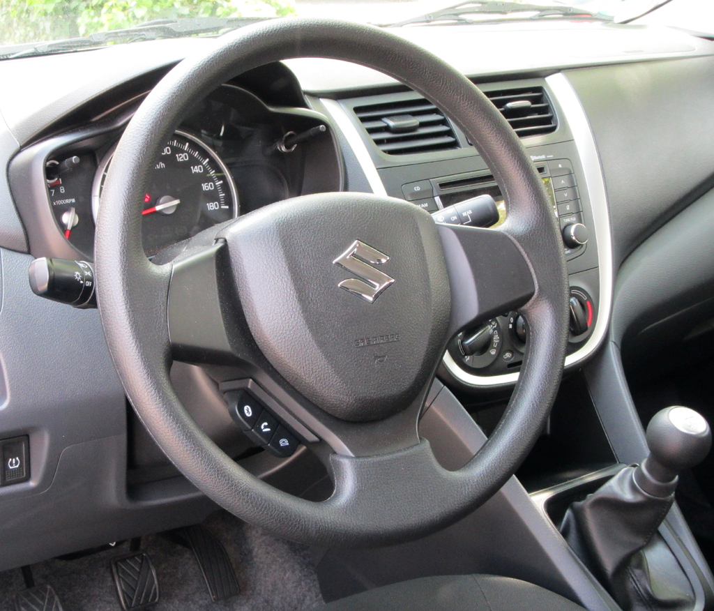 Suzuki Celerio: Im Cockpit geht es schnörkellos ohne Schnickschnack zu.