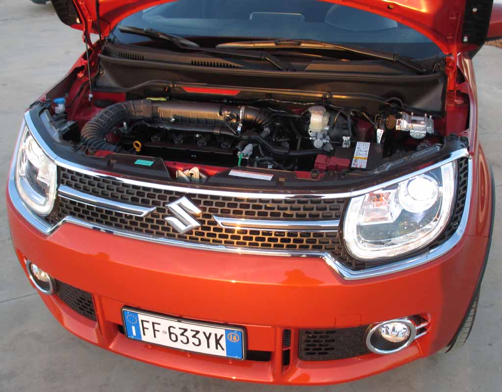 Suzuki Ignis: Blick unter die Haube auf den 90-PS-Benziner, hier beim Mildhybrid.