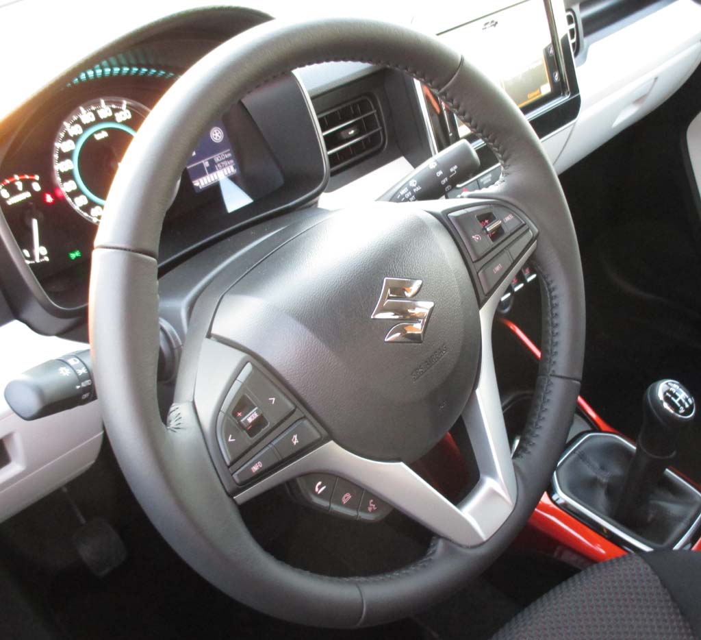 Suzuki Ignis: Blick ins übersichtliche Cockpit, hier in zweifarbiger Ausführung.